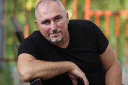 «Пока это демоверсия, ее исполняет нейросеть». Певец из Москвы рассказал о своей песне про Бобруйск 