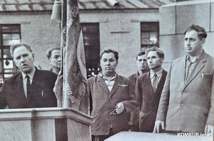 Бобруйскому фанеродеревообрабатывающему комбинату вручают награду. В центре снимка – Александр Санчуковский, которого Александр Куличков называет своим учителем.