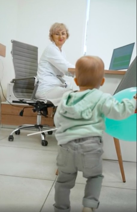 Детский врач-невролог «А-Клиники» Могилева Татьяна Еремина во время приема. 