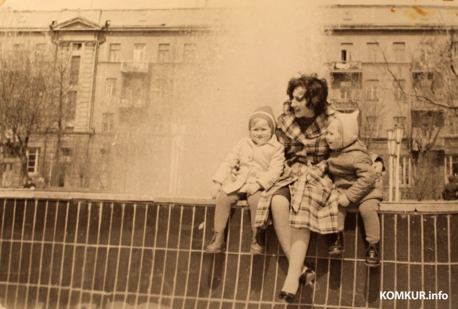 Конец 1970-х. Могилев. Эльза Григорьевна с детьми в парке 40 лет Победы. Фото из семейного архива семьи Гаврюшенко.