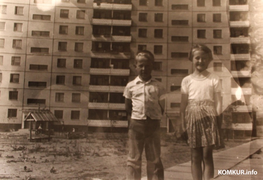 Дети Андрей и Надежда во дворе дома №29 по улице Мовчанского. Фото 1980-х из семейного архива семьи Гаврюшенко.