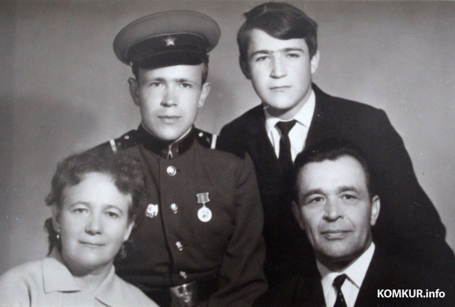 Семья Вераксо: Адольф Владимирович, Нина Ивановна, сыновья Александр и Павел. 1970 год. Фото из семейного архива.