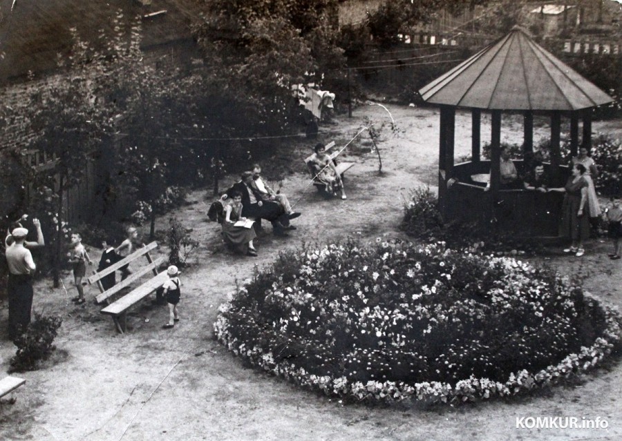 Во дворе дома на Лепешинского, 14. 1969 год. Фото из семейного архива.