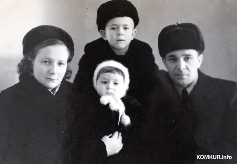 Семья Вераксо: Адольф Владимирович, Нина Ивановна, сыновья Александр и Павел. Фото из семейного архива. 1959 год