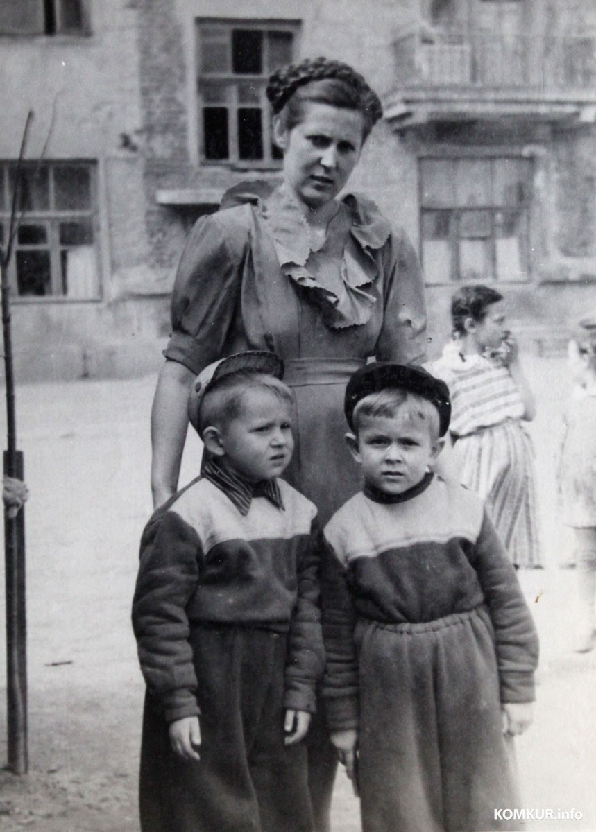 Александр Вераксо с двоюродным братом и его мамой. На заднем плане дом за кинотеатром «Чырвоная зорка». 1963 год. Фото из семейного архива.