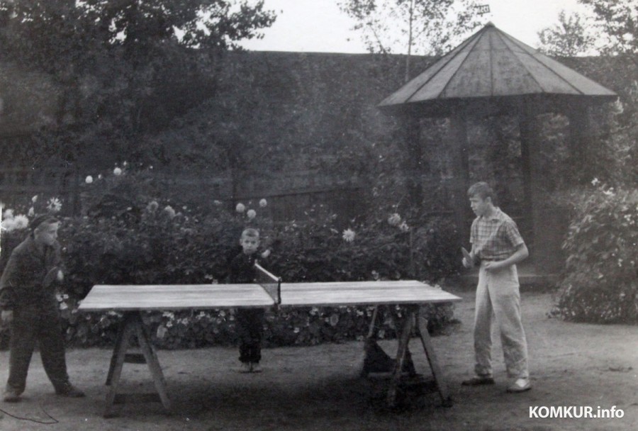 Во дворе дома на Лепешинского, 14 во время игры в настольный теннис. Александр справа, по центру – младший брат.