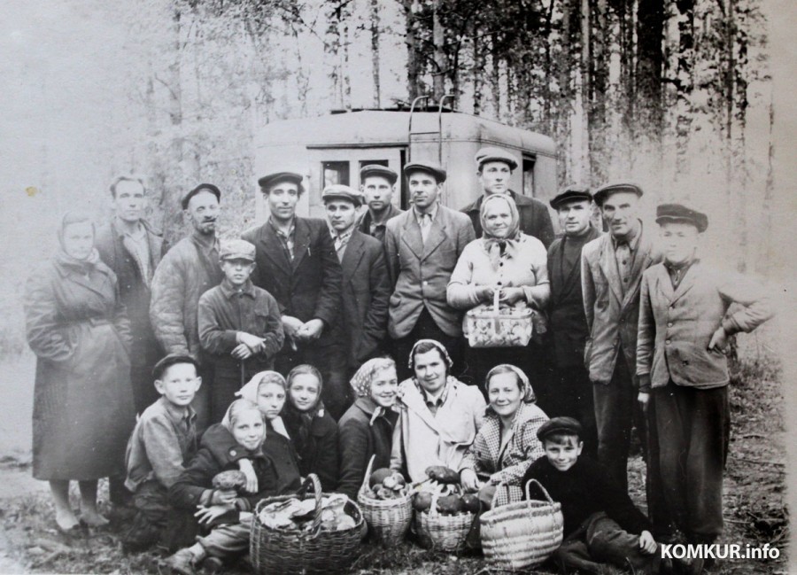 Выезд в лес за грибами. «Электросети» для поездки выделяли транспорт. Александр справа первый стоит. 1963 год. Фото из семейного архива.