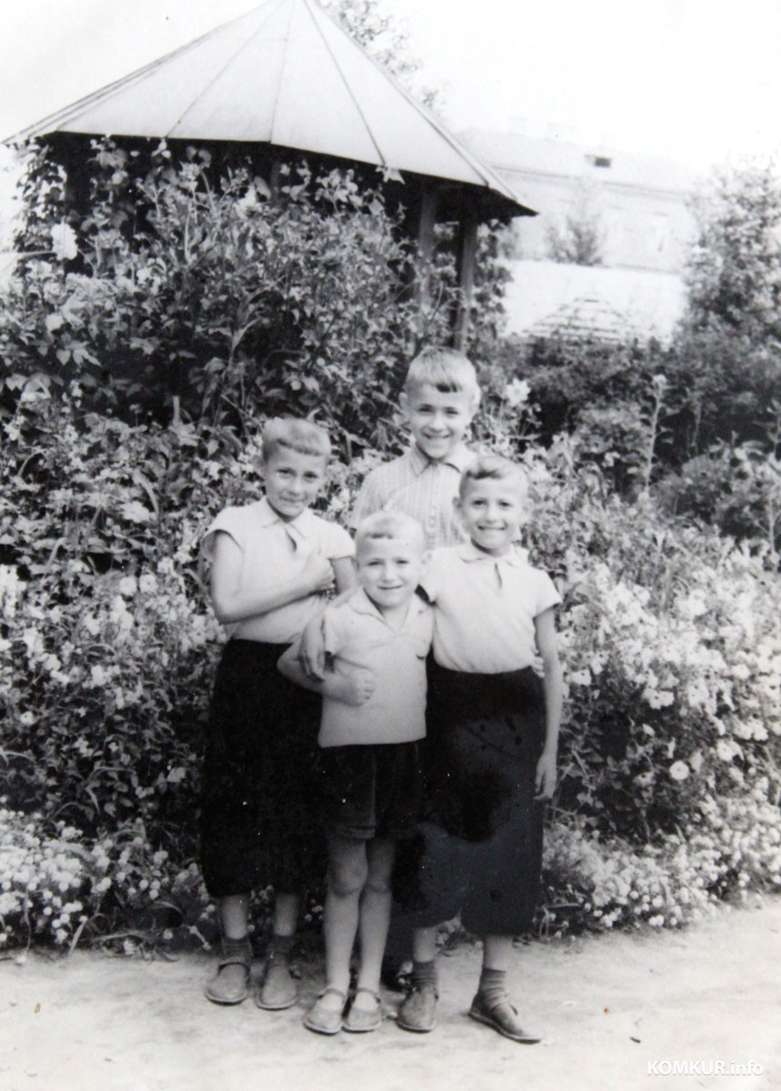 Во дворе дома на Лепешинского, 14. Александр с младшим братом и двумя двоюродными братьями, которые приехали в гости из Сибири.