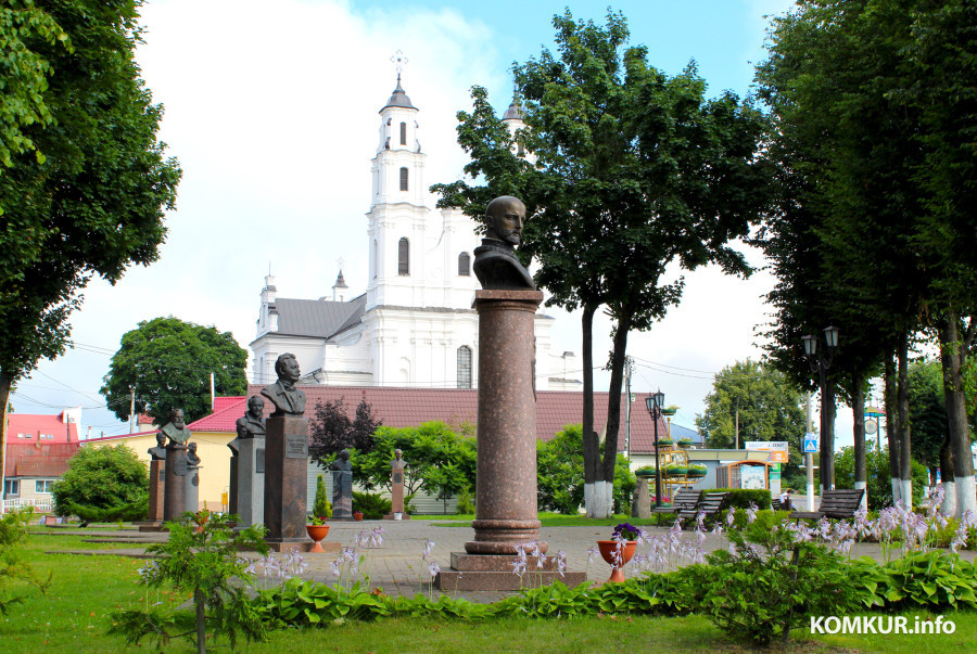 Август 2025 года. Город Глубокое. Витебская область. Аллея знаменитых земляков. 