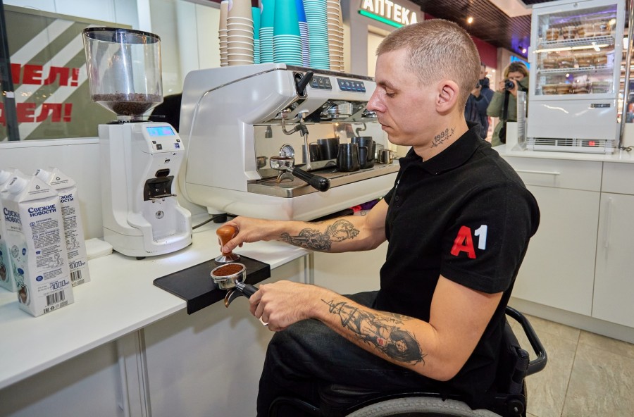 «Инклюзивная кофейня» заработала в Могилеве. Декабрь 2023 года. Фото предоставлено компанией А1.  