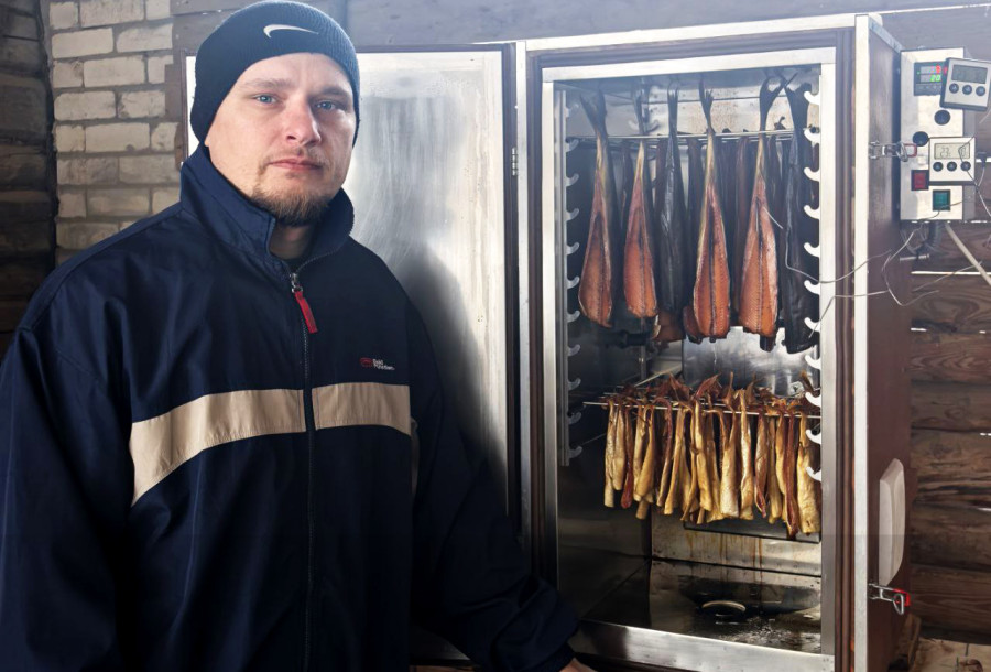 Мастер копчения Сергей Дундин со своим фирменным продуктом. 