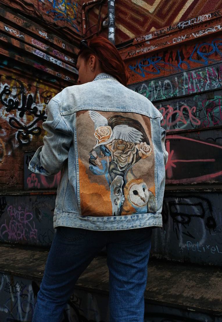 Рисунок Алеси Широкеевой на джинсовой куртке. 