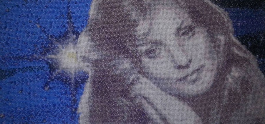 Портрет певицы Анны Герман, вышитый Аллой Шилкиной-Великановой.