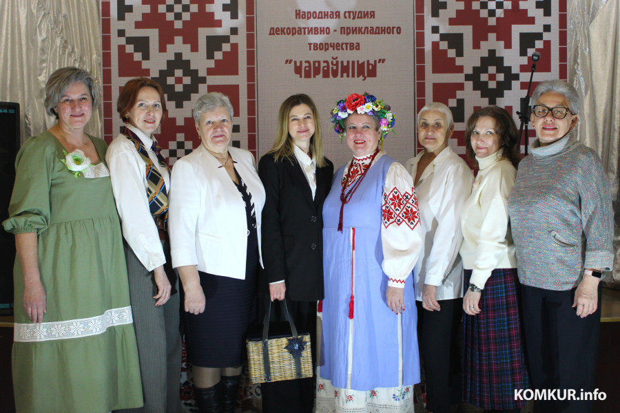 Мастерицы объединения «Чараўніцы». Наряд в народном стиле на мастерице в центре – дело рук Галины Белоножко.