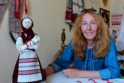 «И все это время я шила, а еще вязала, вышивала…». Могилевчанка создает сценические костюмы и мастерит короба из талаша