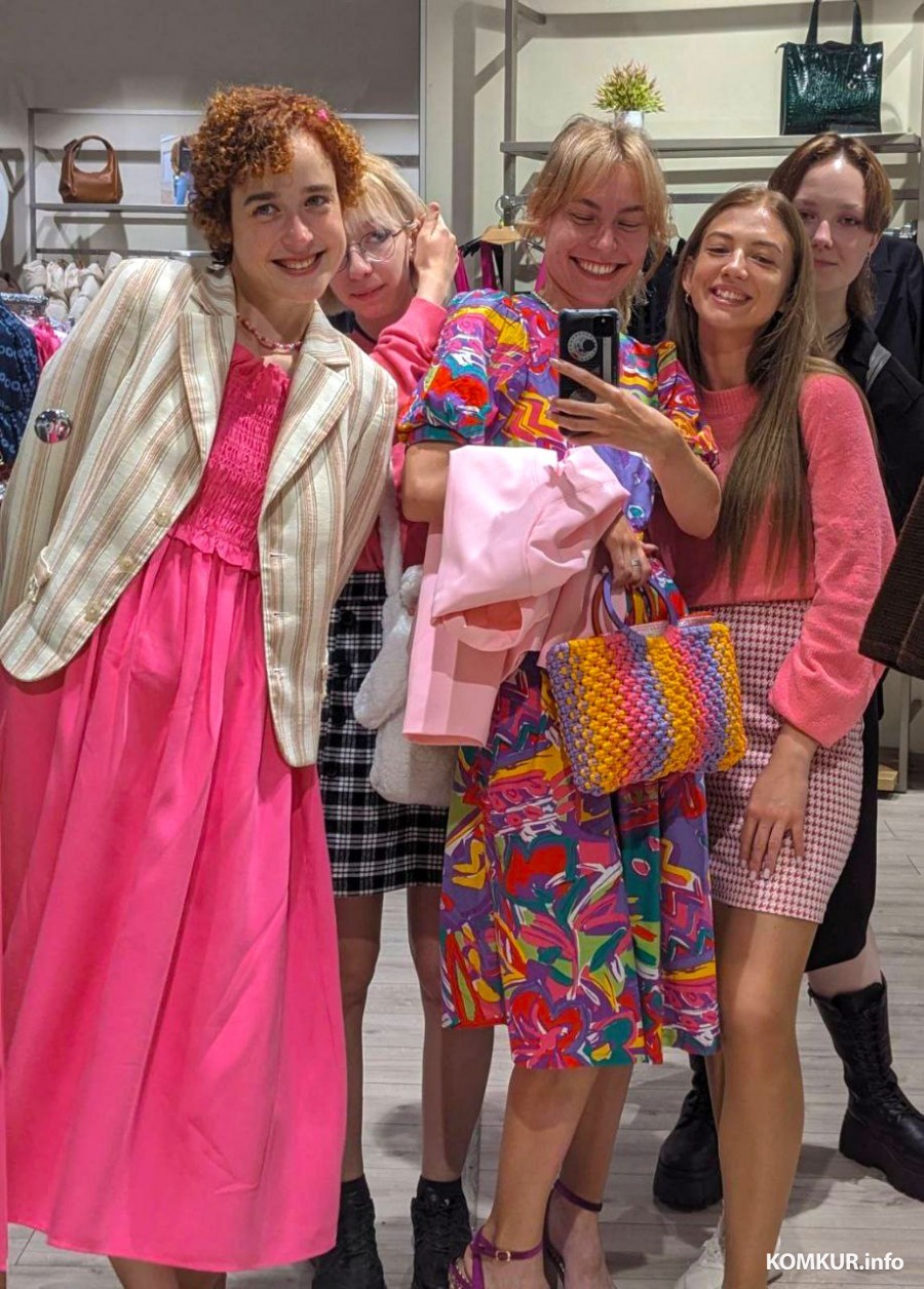 Анастасия Леднева с новой сумкой и подругами на премьере фильма.