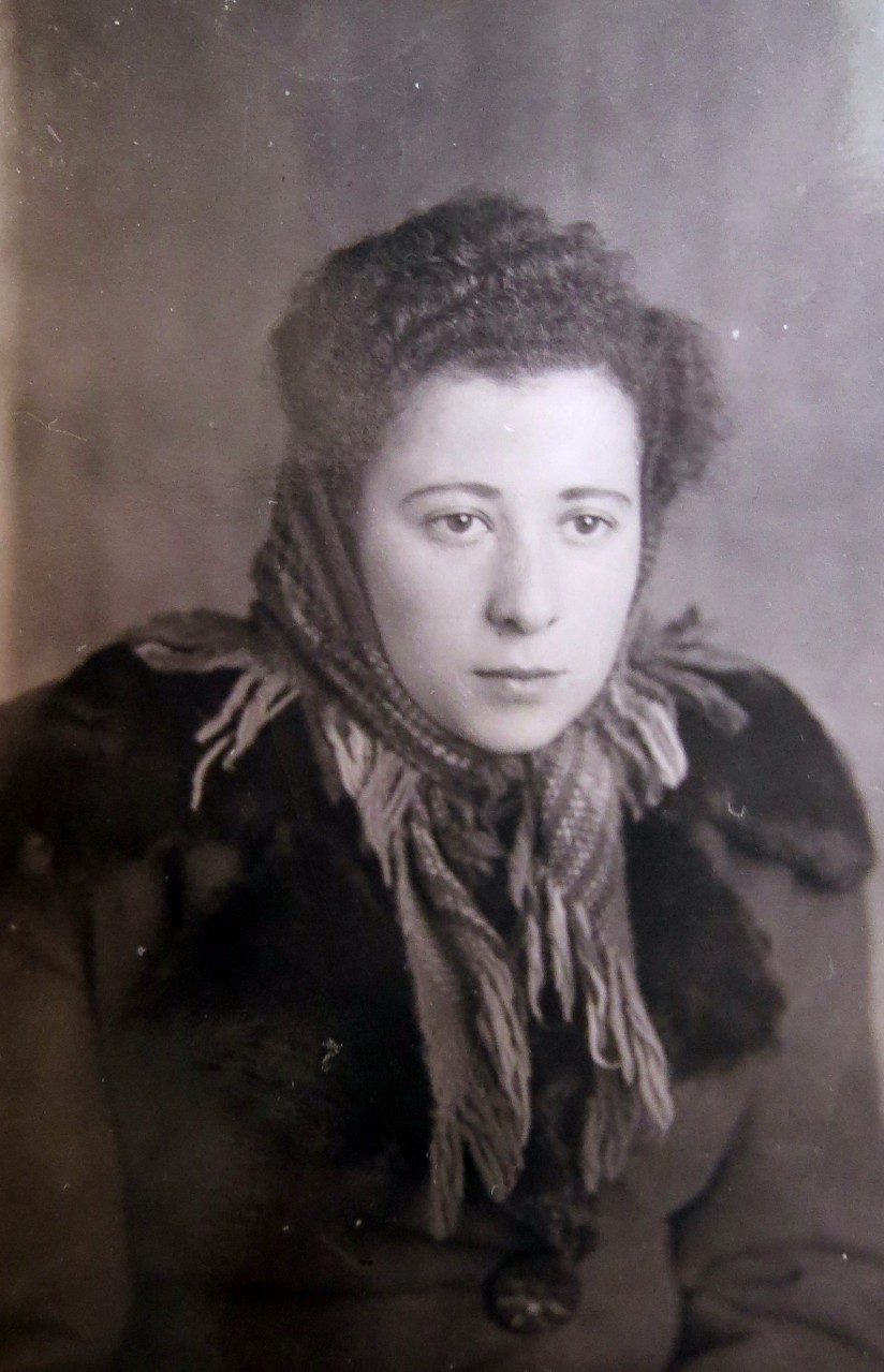 Хеня Исааковна Кагановская. Послевоенное фото из семейного архива. 