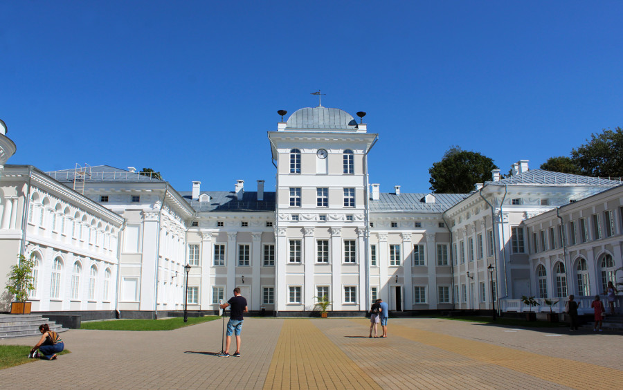 Путешествие одного дня: в усадьбу Булгаков в Жиличах, которую по красоте убранства все чаще называют «конкурентом» замка в Несвиже