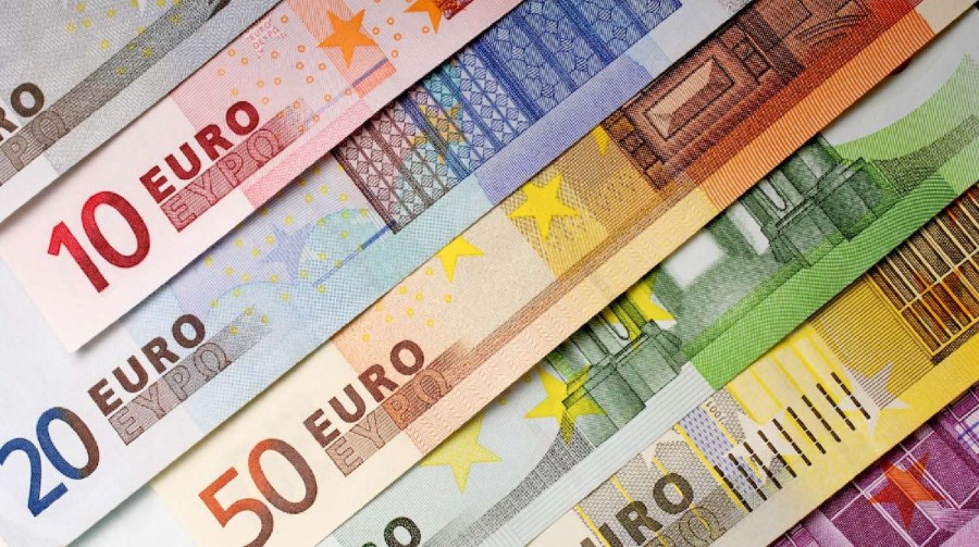 «Альфа-Банк» вводит комиссию за хранение на счетах долларов и евро для физлиц