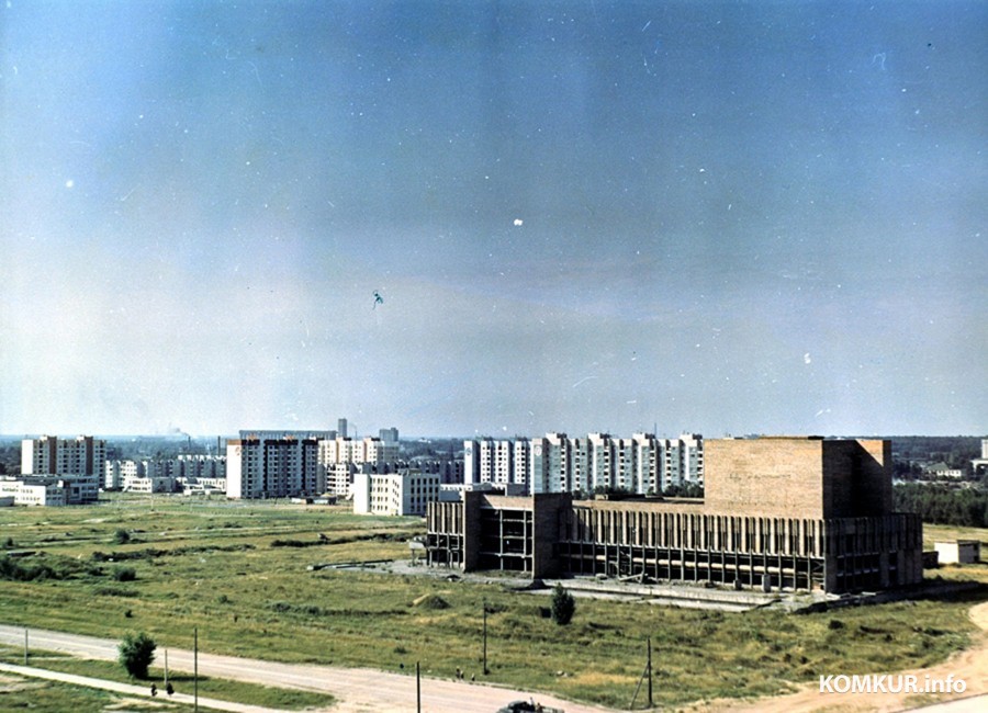 Бобруйск. Начало 80-х годов прошлого века. Вид на микрорайон №4 с недостроем будущего Дворца искусств.