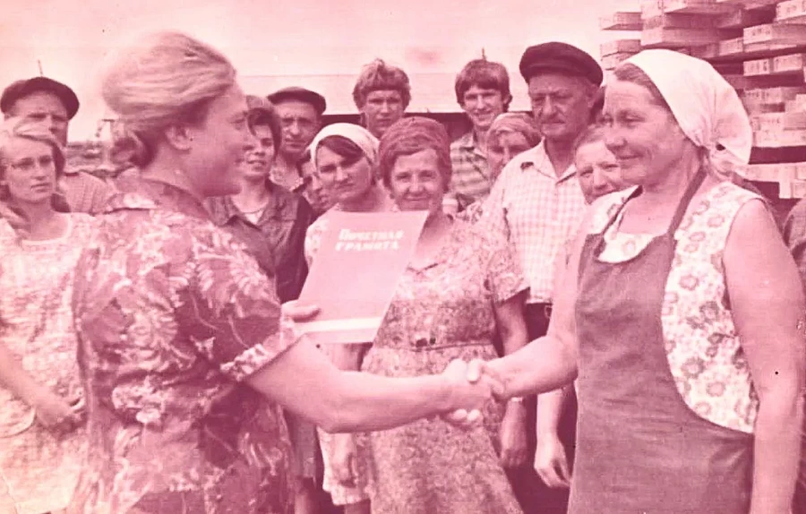 Начальник участка Лилия Прорвич (слева) поздравляет свою работницу, 1976 год.