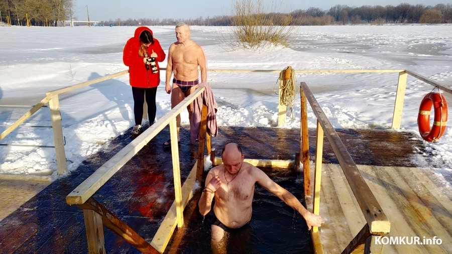 19.01.2024. Бобруйск. Купание в крещенской проруби у санатория имени Ленина