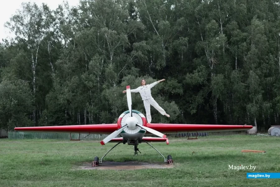 Из мертвой петли – в позу лотоса: могилевчанка гармонично сочетает самолетный спорт и йогу