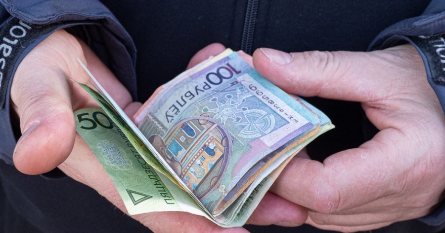 В Беларуси 9,6 тысячи человек получают более 10 000 рублей в месяц. Где они работают?