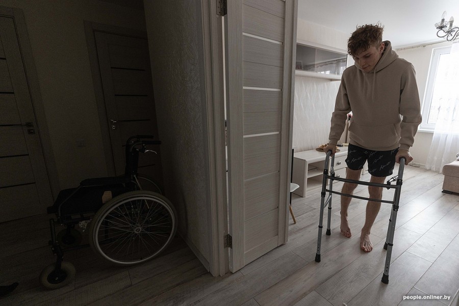 Авария, кома, коляска — в 23 года парень учится жить заново
