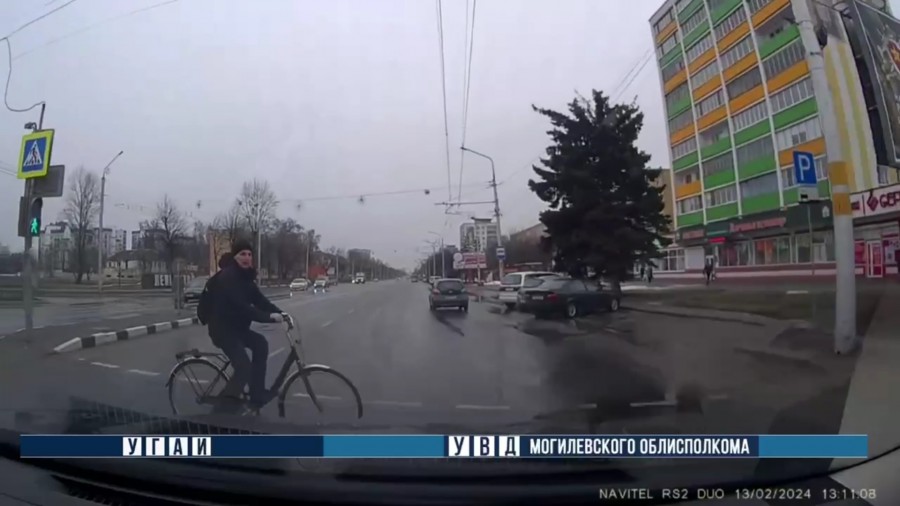 В Бобруйске сбили велосипедиста. Он пересекал дорогу по пешеходному переходу (видео)