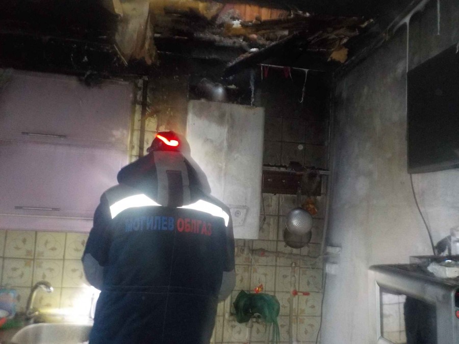 Бобруйские спасатели тушили дом по улице Володарского