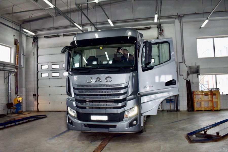 Грузовики обслуживает сеть грузовых СТО официального дистрибьютора.