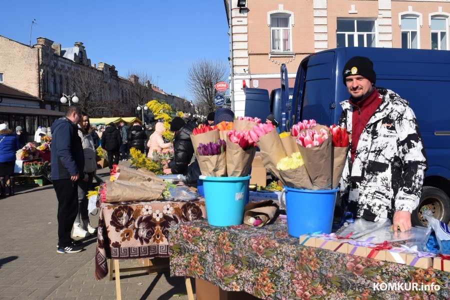 7 марта 2024, Бобруйск. Центральный рынок. Александр со своими тюльпанами из Пинска