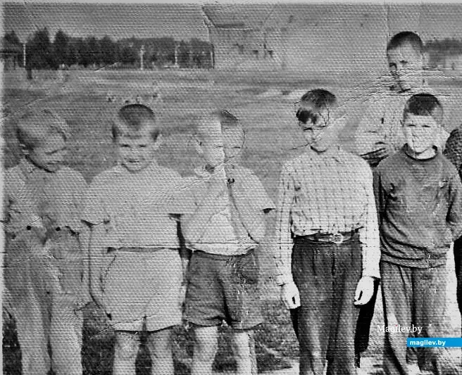 1966 г., Бобруйск. Микрорайоновские пацаны на пустыре, где сейчас находится стадион им. Александра Прокопенко. Саша Искандеров – крайний слева. Рядом с ним – ваш покорный слуга.