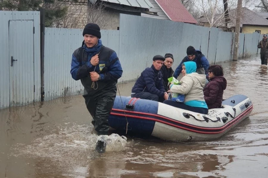 Наводнение в Оренбургской области: идет эвакуация из зон подтопления
