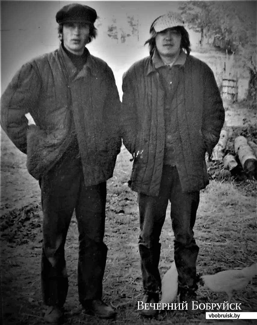 Женя и Вася Мак после работы на зернотоку представляли большой интерес для вечно ненасытных кур. 1974 год.