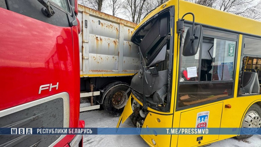 В Минске столкнулись автобус и грузовик: 14 человек госпитализированы
