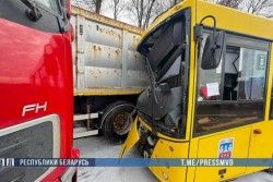 В Минске столкнулись автобус и грузовик: 14 человек госпитализированы