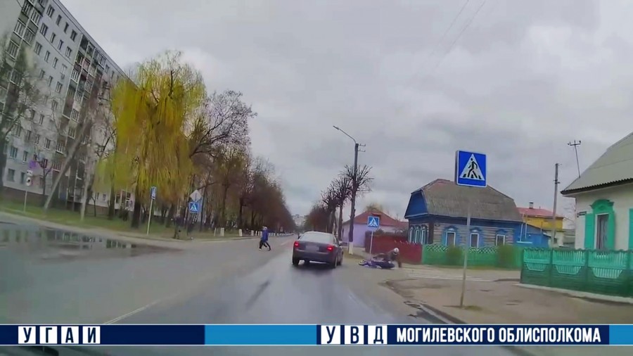 В Бобруйске водитель мопеда не уступил дорогу иномарке. Столкновение попало на видео