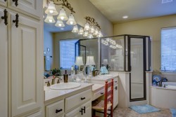 Почему не стоит размещать верхний свет над зеркалом в ванной: дизайнер будет вами недоволен