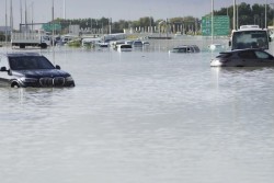 Сильнейший ливень за 75 лет. Погибли как минимум 18 человек, затоплены дороги и аэропорт Дубая