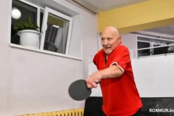 «Весь зашитый-перешитый, но горит во мне огонь». Житель Бобруйска в 84 года играет в теннис, плавает – и все это с одной рукой