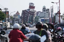На Тайване устраняют последствия самого мощного за 25 лет землетрясения 