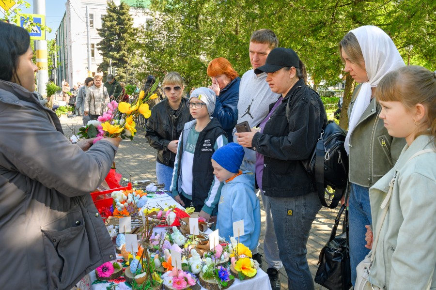 28.04.2024. Свято-Никольский кафедральный собор. Православные верующий празднуют вход Господень в Иерусалим, Вербное воскресенье