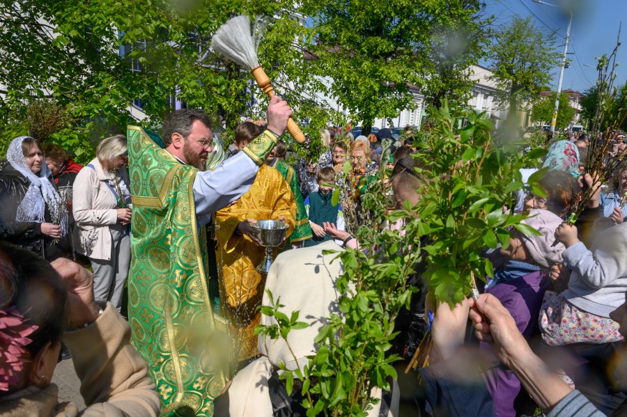 28.04.2024. Свято-Никольский кафедральный собор. Православные верующий празднуют вход Господень в Иерусалим, Вербное воскресенье