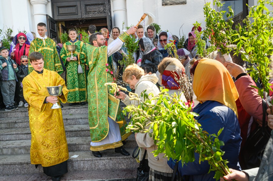 28.04.2024. Свято-Никольский кафедральный собор. Православные верующий празднуют вход Господень в Иерусалим, Вербное воскресенье