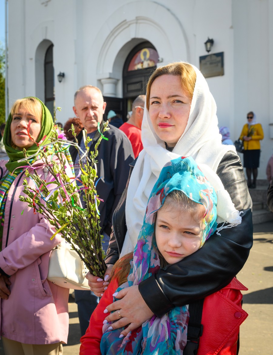 28.04.2024. Свято-Никольский кафедральный собор. Православные верующий празднуют вход Господень в Иерусалим, Вербное воскресенье