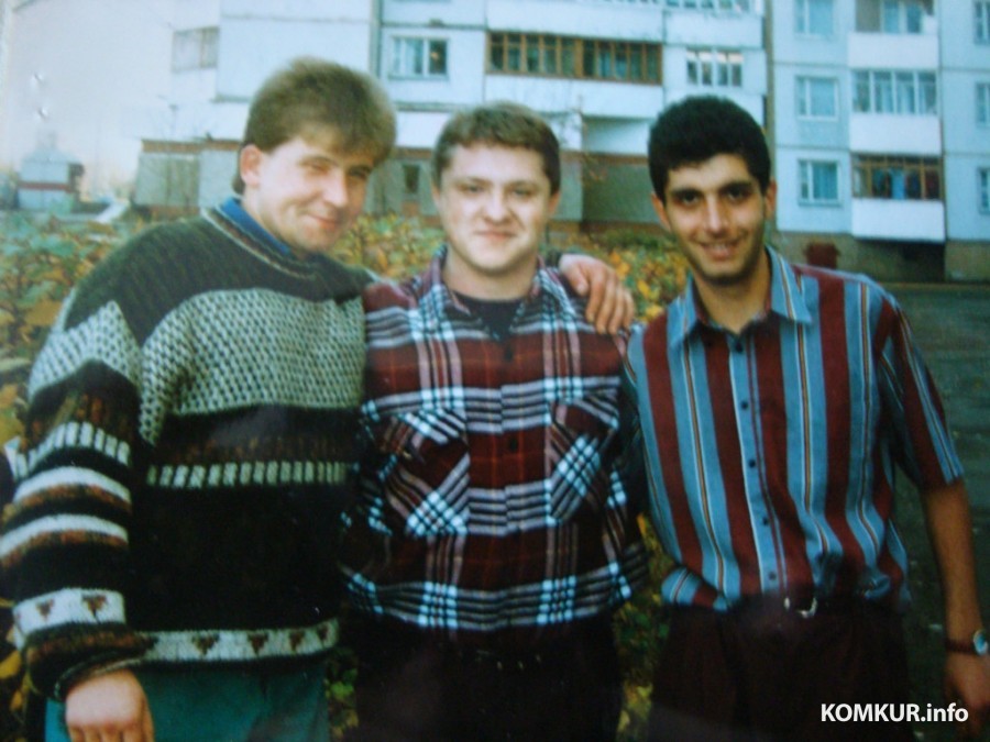 1995 год. Николай Никифоровец, Виталий Иванов и Михаил Гутин возле кафе "Татьяна".