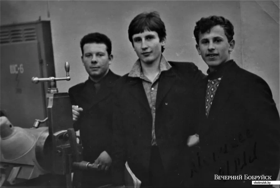 Могилев, 1973 год. Евгений (в центре) с однокашниками в одной из лабораторий машиностроительного института.