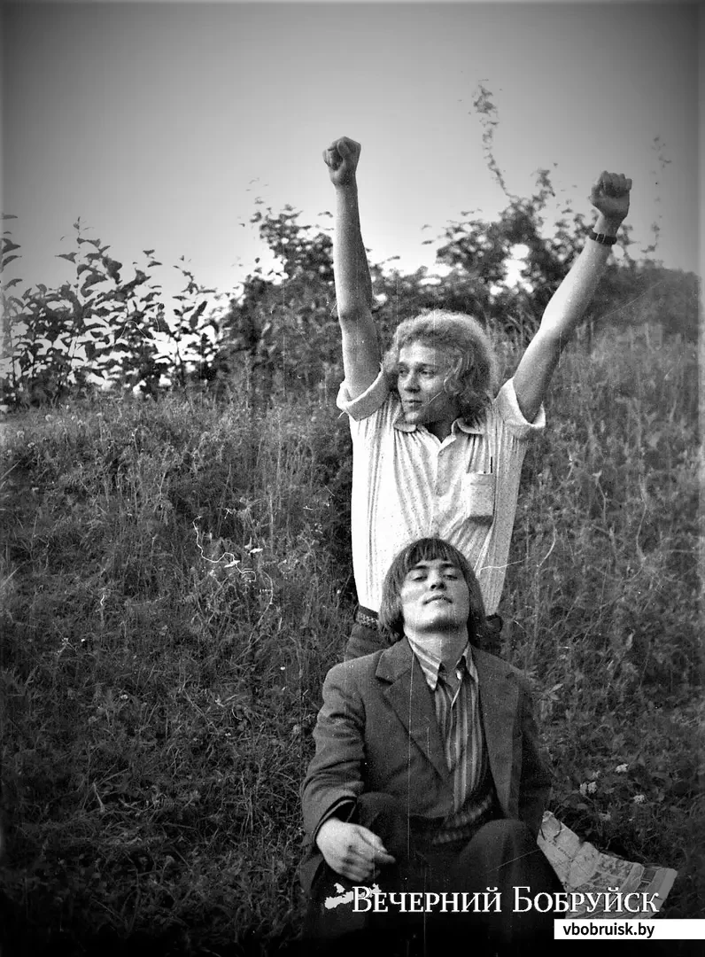 Витя (с поднятыми руками) и Вася Мак, небезуспешно пытающийся изобразить Брайна Джонса из Rolling Stones.